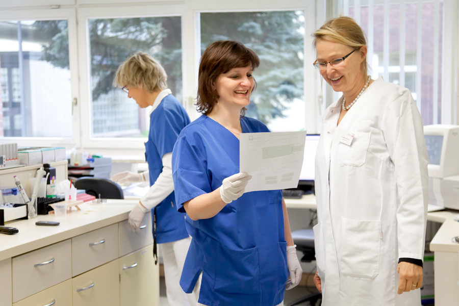 Unser Krankenhaus betreibt ein eigenes Labor, so dass wir auch kurzfristig Befunde erhalten können.