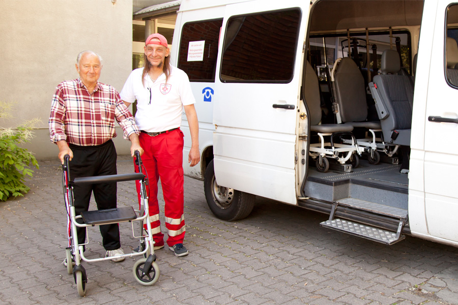 Der Fahrdienst für Patienten der Tagesklinik. Sie kommen morgens gegen 09:00 Uhr in der Klinik an und werden am Nachmittag gegen 15:00 Uhr vom Fahrdienst wieder abgeholt.