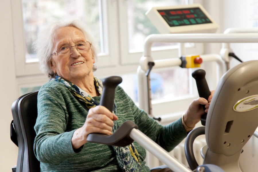 Zum Trainingsprogramm der Physiotherapeuten gehört Bewegungs- und Kraftraining.