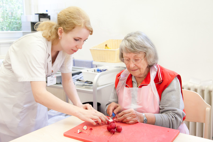 Das Kochtraining mit der Diätassistentin ist Teil der Ergotherapie.