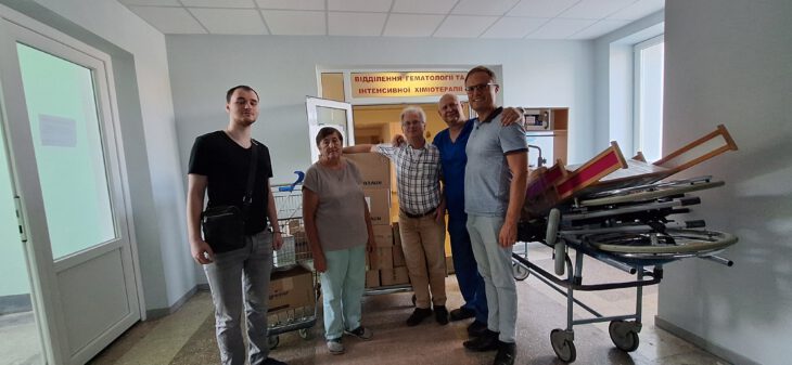 Dietrich (1.v.r.), Niels (3. V.r.), Liubomyr (l.) und zwei Vertreter des Kinderkrankenhauses Lwiw bei der Übergabe der Hilfsmaterialien.